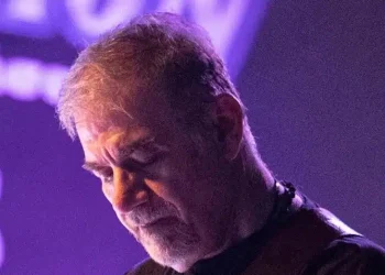 Ο Δημήτρης Σταρόβας στο μοναστήρι της Παναγίας Χοζοβιώτισσας στην Αμοργό – «Ποτέ δεν είναι αργά»