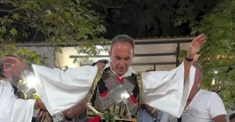 Ο Νίκος Αλιάγας χόρεψε με φουστανέλα σε πανηγύρι στη Σταμνά Μεσολογγίου και γνώρισε την αποθέωση