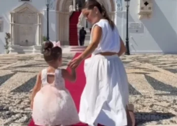 Η Μαρία Μενούνος γονατιστή στην Παναγία της Τήνου μαζί με την κόρη της: «Υπάρχουν κόκκινα χαλιά που αλλάζουν την ψυχή»