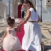 Η Μαρία Μενούνος γονατιστή στην Παναγία της Τήνου μαζί με την κόρη της: «Υπάρχουν κόκκινα χαλιά που αλλάζουν την ψυχή»