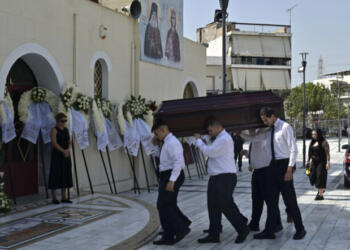 Δημήτρης Κόκοτας: Θλίψη στην κηδεία του αγαπημένου τραγουδιστή – Τραγικές φιγούρες η σύζυγος και η κόρη του