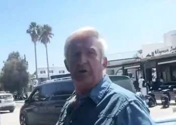 «Θα μπορούσε να με είχε σκοτώσει, να βγει να πει δημόσια συγγνώμη στην Πάρο» λέει ο 71χρονος που ξυλοκοπήθηκε από οδηγό ταξί
