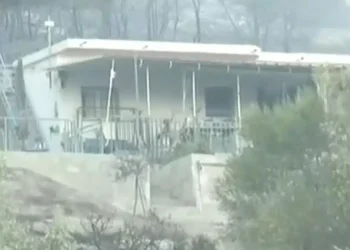 Σαλαμίνα: Αυτό ήταν το σπίτι των ηλικιωμένων που πέθαναν στη φωτιά – Φώναζαν «βοήθεια» μέχρι το τέλος