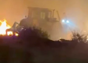 Εκσκαφέας δίνει μάχη με τις φλόγες ανοίγοντας αντιπυρική ζώνη – Συγκλονιστικό βίντεο