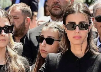 Κηδεία Βαρβιτσιώτη: Συγκλόνισαν οι εγγονές του – «Παππού, μας λείπεις πολύ – Είναι τιμή μας που είμαστε εγγονές σου»