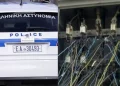 Έπαθε ηλεκτροπληξία ενώ έκλεβε καλώδια – Τον παράτησαν νεκρό σε αυτοκίνητο