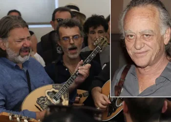 Κηδεία Νίκου Καλογερόπουλου: Τον αποχαιρέτησαν με όργανα και τραγούδια – Όλος ο καλλιτεχνικός κόσμος ήταν εκεί