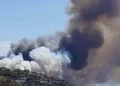Τραγωδία με τις φωτιές στη Σαλαμίνα: Δύο νεκροί, καίγονται σπίτια, σπεύδουν σκάφη για εκκένωση διά θαλάσσης από Σελήνια και Κακή Βίγλα