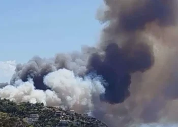 Τραγωδία με τις φωτιές στη Σαλαμίνα: Δύο νεκροί, καίγονται σπίτια, σπεύδουν σκάφη για εκκένωση διά θαλάσσης από Σελήνια και Κακή Βίγλα