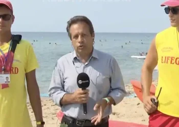 Χαλκιδική: Μητέρα έδωσε μάχη με τα κύματα για να σώσει το παιδί της – Την έσωσαν ναυαγοσώστες