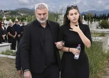 Έγινε το μνημόσυνο για τα τρίμηνα της Γωγώς: Η υπόσχεση που έδωσε η Βικτώρια πάνω από το μνήμα της μητέρας της