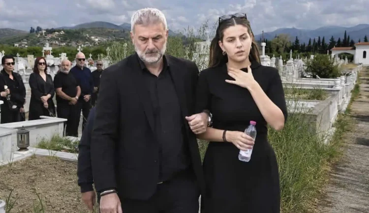 Έγινε το μνημόσυνο για τα τρίμηνα της Γωγώς: Η υπόσχεση που έδωσε η Βικτώρια πάνω από το μνήμα της μητέρας της