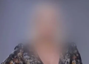 Κύκλωμα ναρκωτικών στην Αττική: Αυτή είναι η τραγουδίστρια και ο τηλεοπτικός ψυχολόγος που εμπλέκονται στη δικογραφία