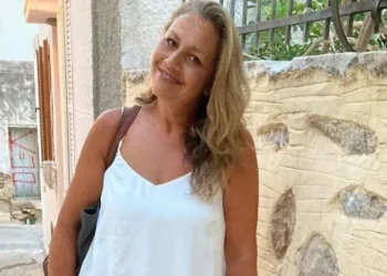«Ένα τσίμπημα άλλαξε τη ζωή μου»: Η 51χρονη που έπεσε σε κώμα μετά τις διακοπές στη Σύρο