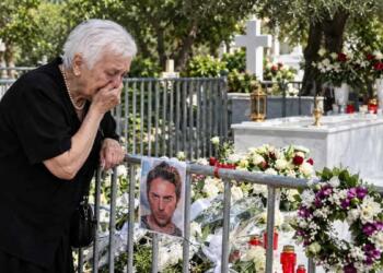 Η επίσκεψη στον τάφο του Μαζωνάκη χθες το βράδυ: Τι υποσχέθηκε στον γιο της με δάκρυα στα μάτια η κυρία Κλειώ;