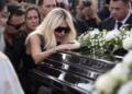 Κηδεία Μαζωνάκη: Η κραυγή της Πάολας πάνω από το φέρετρο – «Γιώργο, σ’ αγαπάω! Πού είσαι;»