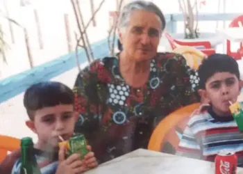 Στα 60 της γέννησε, στα 70 της είχε δίδυμα 10 χρονών και στα 83 της χαίρεται μαζί τους