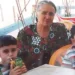 Στα 60 της γέννησε, στα 70 της είχε δίδυμα 10 χρονών και στα 83 της χαίρεται μαζί τους