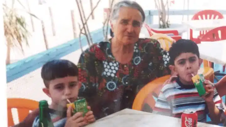 Στα 60 της γέννησε, στα 70 της είχε δίδυμα 10 χρονών και στα 83 της χαίρεται μαζί τους