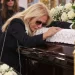Κηδεία Μαζωνάκη: Η Λάτση άβαφτη με λυγμούς πάνω στο φέρετρο-«Γιώργο ζεις, σήκω πάνω»