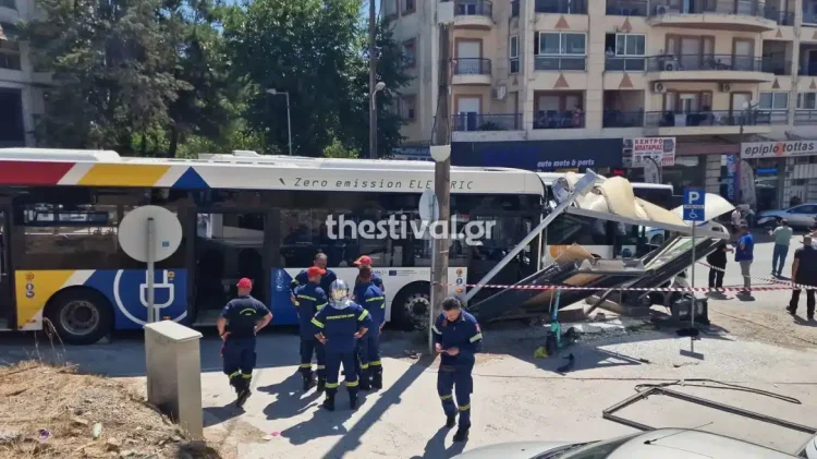 Θεσσαλονίκη: Ηλεκτρικό λεωφορείο έπεσε πάνω σε στάση – 4 τραυματίες
