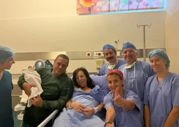 Βρέφος γεννήθηκε στην Αθήνα από έμβρυο που βρισκόταν 22 χρόνια σε κρυοσυντήρηση – Η οικογένεια είχε χάσει τον 21χρονο γιο της σε τροχαίο