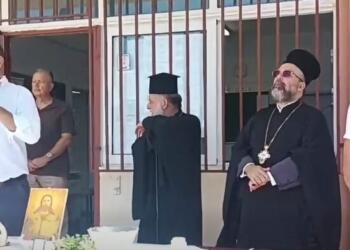 «Τσαντισμένος» δήμαρχος τα έβαλε με μαθητές στον αγιασμό