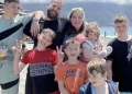 «Δεν μας στήριξαν, το παιδί μας δέχτηκε bullying. Ζούσαμε με ποντίκια» – Οι καταγγελίες της πολύτεκνης οικογένειας που έφυγε από τη Φουρνά