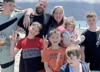 «Δεν μας στήριξαν, το παιδί μας δέχτηκε bullying. Ζούσαμε με ποντίκια» – Οι καταγγελίες της πολύτεκνης οικογένειας που έφυγε από τη Φουρνά