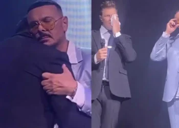 Λύγισε ο Νίκος Βουρλιώτης στη σκηνή για τον Μαζωνάκη, ερμηνεύοντας το «Θέλω να γυρίσω στα παλιά»