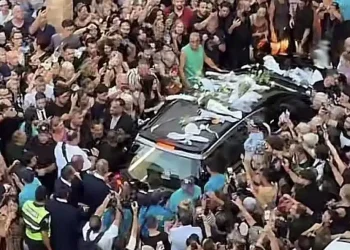 LIVE: Γιώργος Μαζωνάκης: Η λαϊκή αγρυπνία στη Νίκαια – Πλήθος κόσμου για το τελευταίο «αντίο»