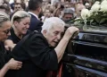 Κηδεία Μαζωνάκη: Γαντζωμένη πάνω στη νεκροφόρα η μάνα του – Ουρλιάζει η Μαρία και λιποθυμάει, μόνο η Βάσω είναι δυνατή