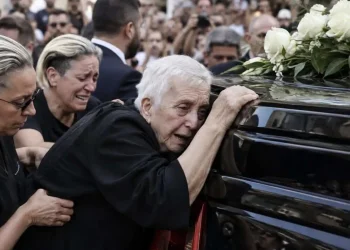 Κηδεία Μαζωνάκη: Γαντζωμένη πάνω στη νεκροφόρα η μάνα του – Ουρλιάζει η Μαρία και λιποθυμάει, μόνο η Βάσω είναι δυνατή