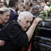 Κηδεία Μαζωνάκη: Γαντζωμένη πάνω στη νεκροφόρα η μάνα του – Ουρλιάζει η Μαρία και λιποθυμάει, μόνο η Βάσω είναι δυνατή