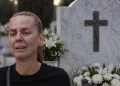 Ράγισαν καρδιές στο μνημόσυνο για τα 9μερα του Μαζωνάκη – Η σπαρακτική κίνηση της Βάσως πάνω από τον τάφο του