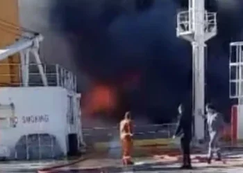 Δραματικές στιγμές: «Φύγετε Νίκο! Πίσω φωνάζει! Πίσω!»: Οι δραματικές στιγμές εν πλω από τη φωτιά στο πλοίο Blue Carrier