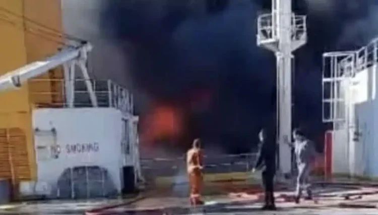 Δραματικές στιγμές: «Φύγετε Νίκο! Πίσω φωνάζει! Πίσω!»: Οι δραματικές στιγμές εν πλω από τη φωτιά στο πλοίο Blue Carrier