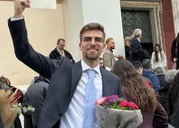 O Μάνος Γιαλιαδάκης αποφοίτησε με 9,8 από τη Νομική Αθηνών: Τον υψηλότερο βαθμό που έχει απονεμηθεί – Δούλευε τα καλοκαίρια ως ταξιτζής