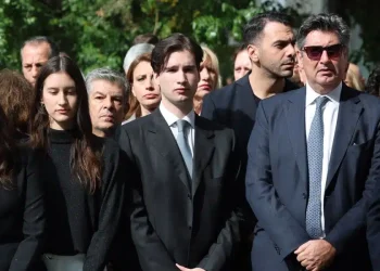 Πέντε χρόνια από τον θάνατο της Φώφης Γεννηματά: Ο σύζυγός της και ο γιος της στο μνήμα – Οι εικόνες από το μνημόσυνο