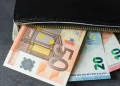 Επίδομα 400 ευρώ: Πότε πληρώνεται, ποιοι είναι δικαιούχοι και ποιοι χάνουν την ενίσχυση