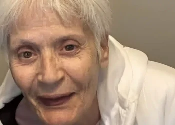 Αγνώριστη σήμερα στα 77 η πασίγνωστη τραγουδίστρια του ελληνικού πενταγράμμου