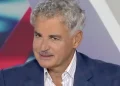 Σαν σταρ του σινέμα ο Άρης Σπηλιωτόπουλος με νέο λουκ με μουστάκι – Τι είπε για τον Σαμαρά