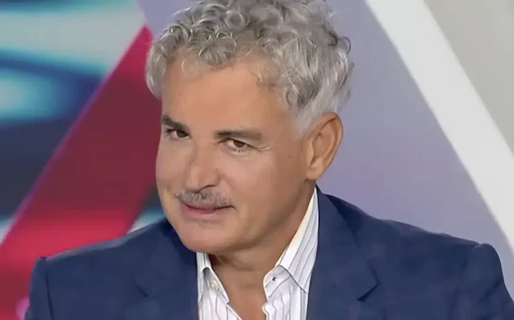 Σαν σταρ του σινέμα ο Άρης Σπηλιωτόπουλος με νέο λουκ με μουστάκι – Τι είπε για τον Σαμαρά