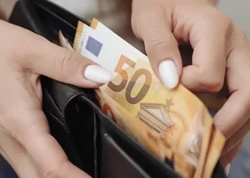 Επίδομα 10.000 ευρώ: Ανοίγει σήμερα η πλατφόρμα – Ποιοι μπορούν να κάνουν αίτηση