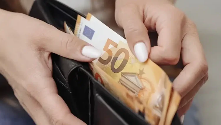 Επίδομα 10.000 ευρώ: Ανοίγει σήμερα η πλατφόρμα – Ποιοι μπορούν να κάνουν αίτηση