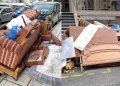 Πέταξε ολόκληρο νοικοκυριό στον δρόμο και στο πεζοδρόμιο και έφαγε γερό πρόστιμο από τον Δήμο