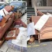 Πέταξε ολόκληρο νοικοκυριό στον δρόμο και στο πεζοδρόμιο και έφαγε γερό πρόστιμο από τον Δήμο