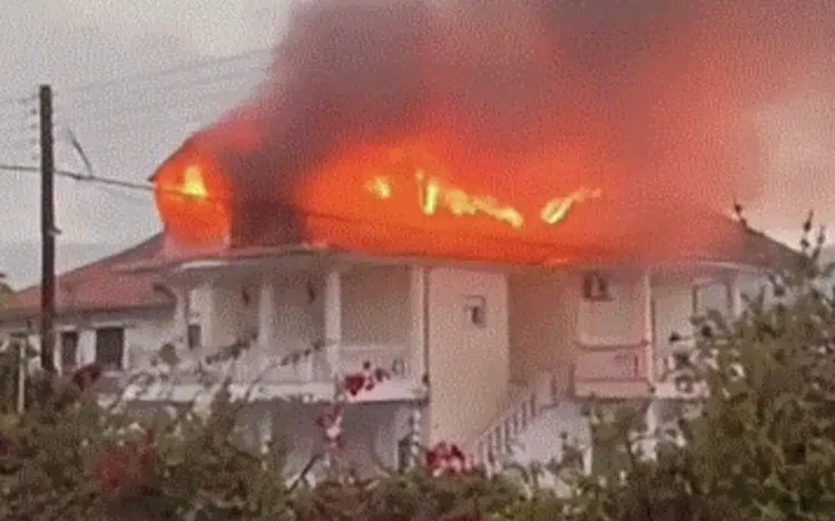 Πάργα: Κεραυνός προκάλεσε φωτιά σε διώροφη κατοικία – Καταστράφηκε ολοσχερώς η σοφίτα