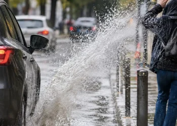 Έβρεξες πεζό με το αυτοκίνητο; Αυτό είναι το βαρύ πρόστιμο που θα φας