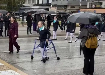 Η μικρή μαθήτρια που με το κεφάλι ψηλά συγκίνησε και καταχειροκροτήθηκε μέσα στη βροχή